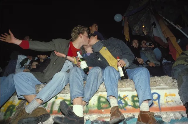 1990年1月1日，柏林墙的跨年夜. 图片：Guy Durand/Gamma-Rapho via Getty Images.