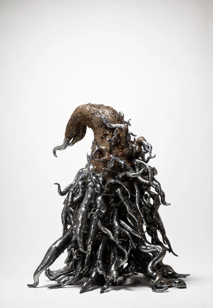 李昢，《怪物：黑》（Monster: Black），1998–2011，布料、填充纤维、不锈钢框架、亮片、丙烯颜料、干花、玻璃珠、铝、晶体、金属链，85 1/2 × 73 1/2 × 67 1/2 英寸. 