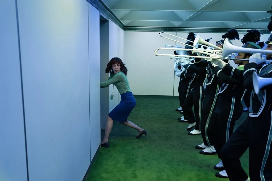 《人生切割术》，2022—，Apple TV+剧集剧照. 第二季第10集“冷港”（Cold Harbor），海莉·R（Helly R，由Brittney Leigh Lower饰）. 