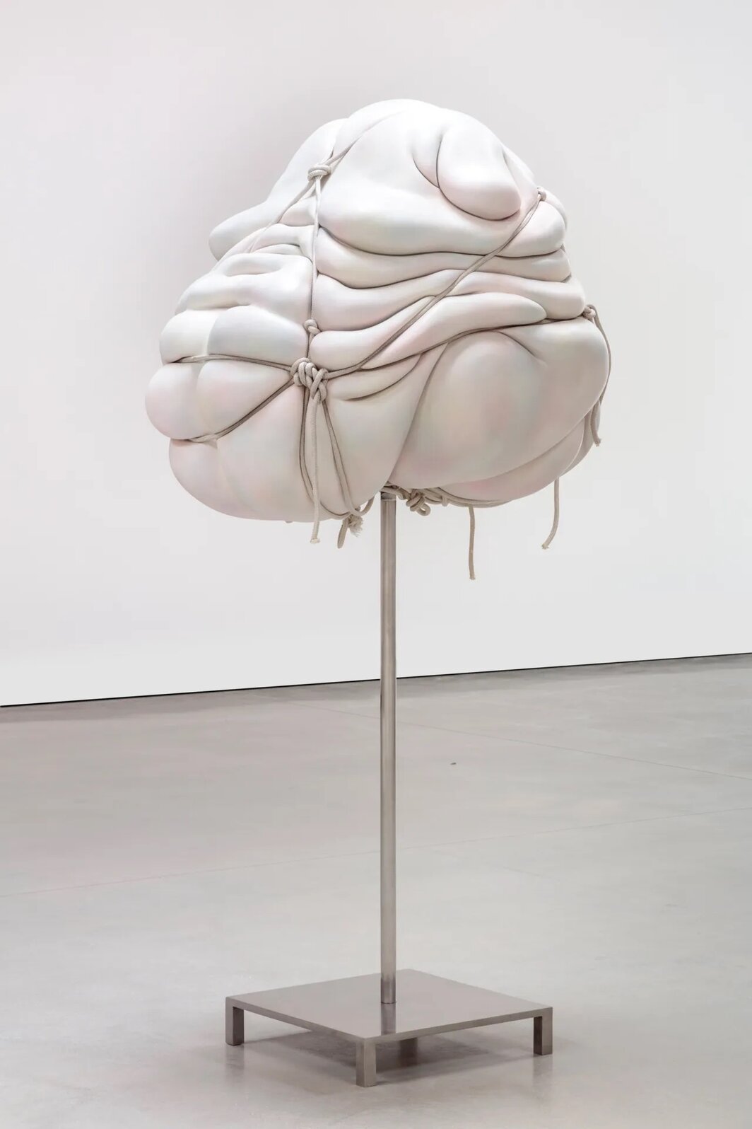 阿什利·比克顿，《F.O.B.：捆绑（白色）》，1993/2018，玻璃纤维、绳、钢，75 × 40 × 33英寸. 摄影：Joshua White / JW Pictures.