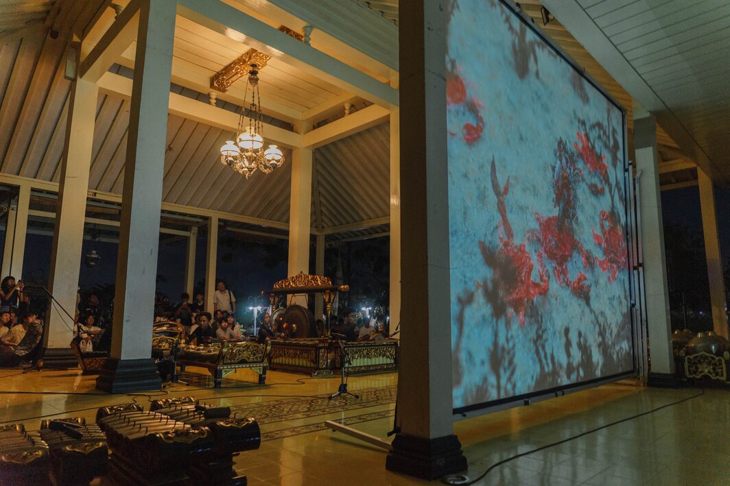 张徐展，《热带复眼》，2019–2022 ，第18届日惹双年展演奏现场. 摄影：Aralee Niken. 致谢：艺术家、日惹双年展 .