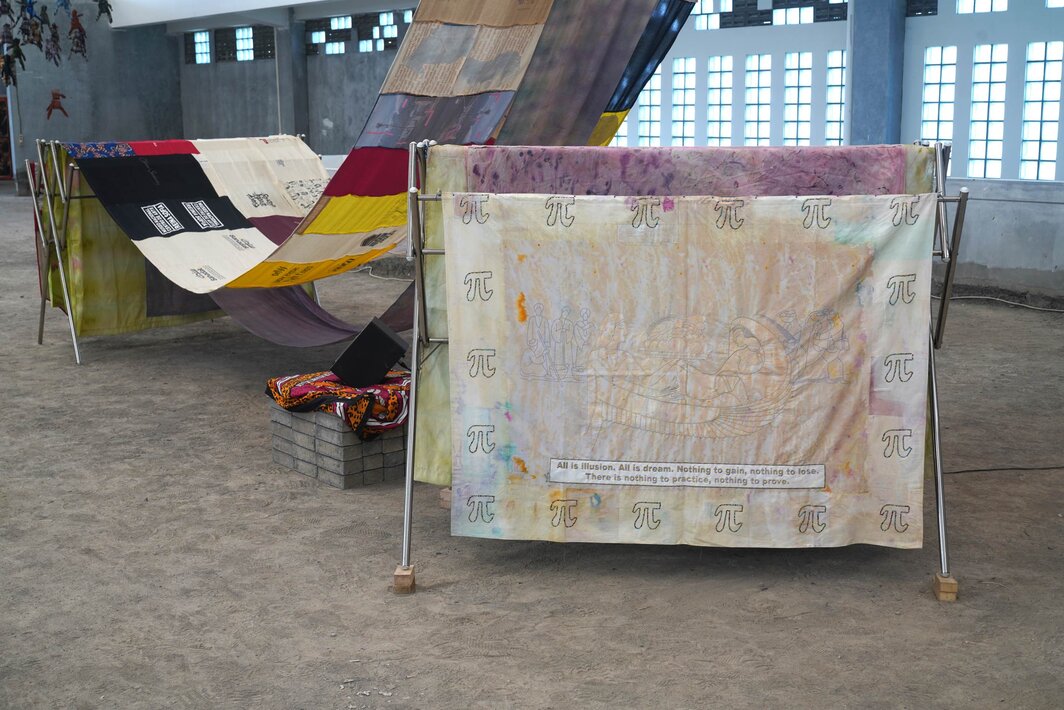 哈谢尔·阿尔·拉姆基（Hashel Al Lamki），《丁香》（Clove），2025. 纺织与声音装置，可变尺寸. 声音合作：Yossy Hermans.  致谢：艺术家、日惹双年展. 