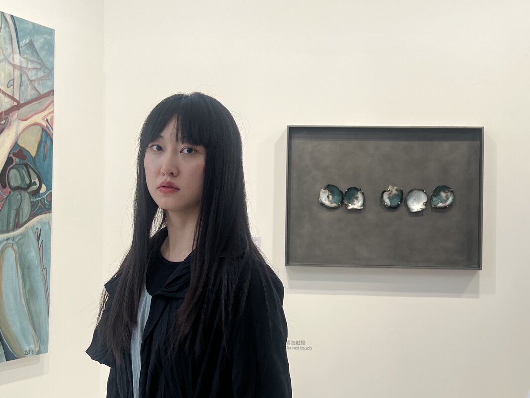 艺术家尹韵雅与她的作品.