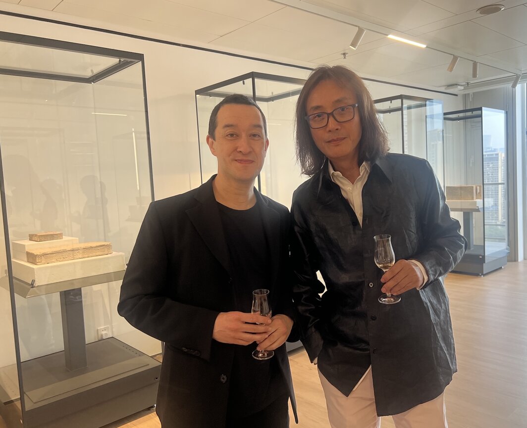 艺术家秦思源和施勇.