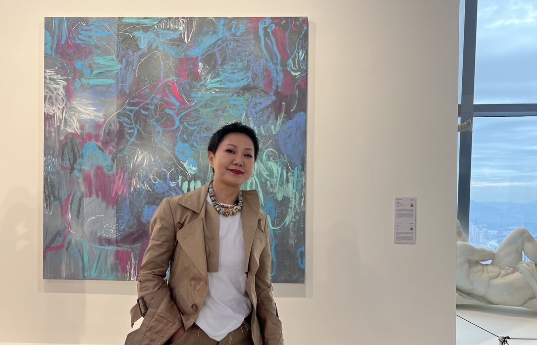 艺术家周力和她的作品.