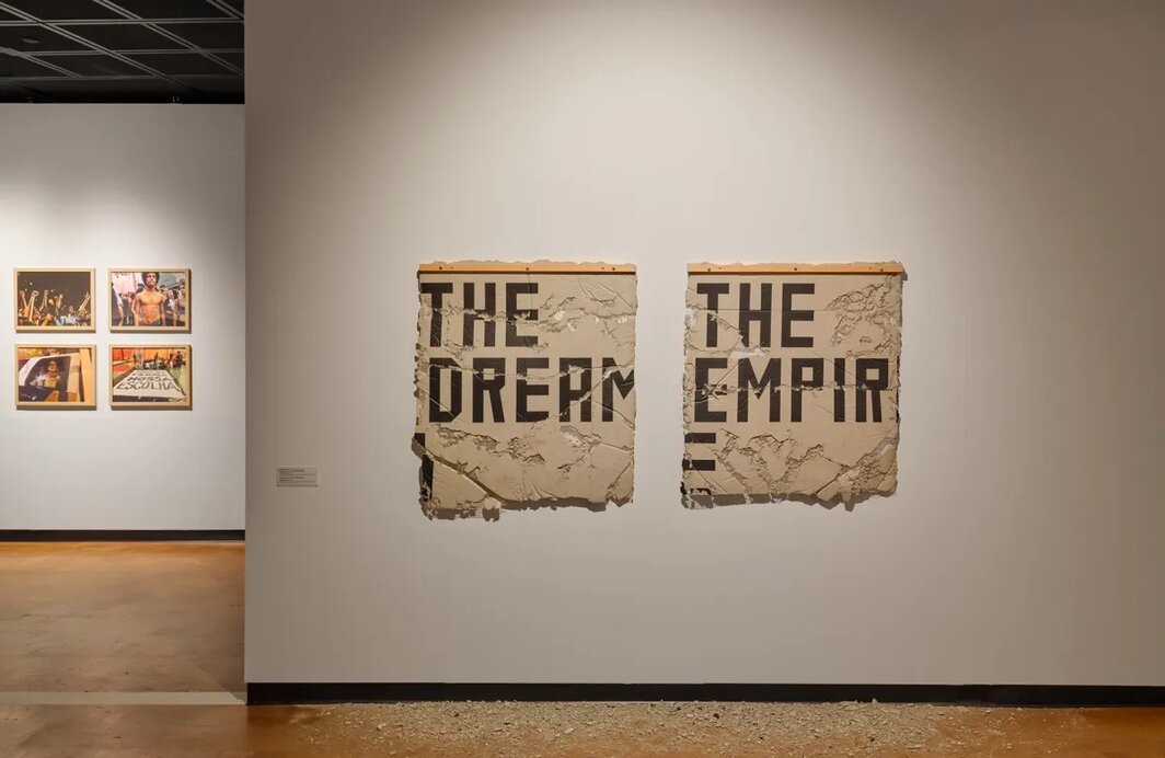 “建设/占据”展览现场，2025–2026，加州大学洛杉矶分校福勒博物馆，洛杉矶. 左起：佐藤巴西，《占据》，2016；安德烈·小松，《易逝的事实13号（梦想）》，2017–2025；安德烈·小松，《易逝的事实17号（帝国）》，2017–2025. 摄影：Angel Xotlanihua.