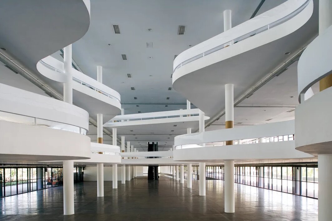 奥斯卡·尼迈耶与埃利奥·乌绍阿，奇奇洛·马塔拉佐展馆（Ciccillo Matarazzo Pavilion），建于1957年，圣保罗，2007. 摄影：Leonardo Finotti.