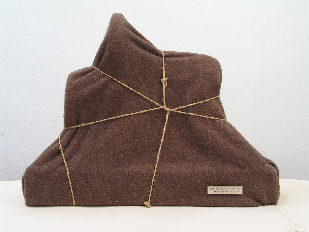 曼·雷，《伊西多荷·杜卡斯之谜》，1920（1971年版），木头、铁、羊毛和绳子，177⁄8 × 235⁄8 × 91⁄2″. © Man Ray 2015 Trust Artists Rights Society (ARS), NY/ADAGP, Paris.