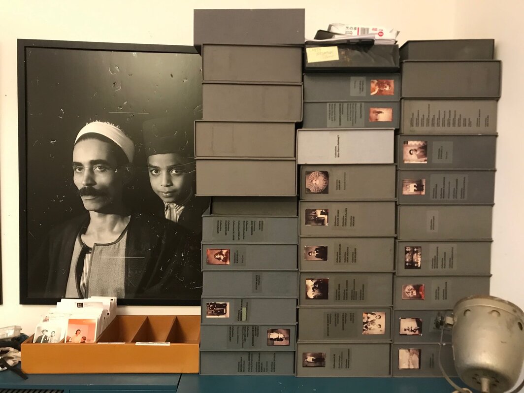 阿拉伯阿拉伯影像基金会陈列着档案照片箱的行政区域，贝鲁特，2020年8月.