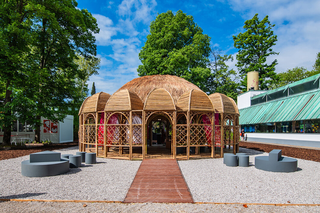 亚斯敏·拉里（Yasmeen Lari），社区中心，2024，竹材.未来的卡塔尔国家馆现场，威尼斯双年展绿园城堡展区，2025年5月8日；照片出自第 19 届国际建筑双年展，摄影：Simone Padovani/盖蒂图片社.