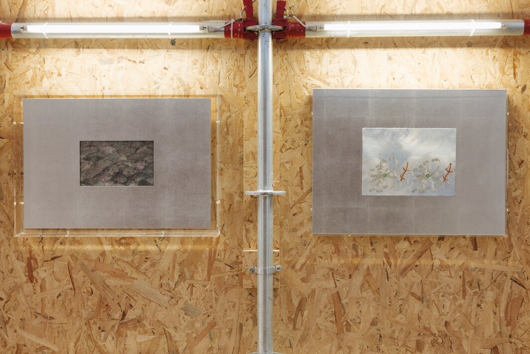 左：王也，《和鸣》，2025；右：《双生》，2024. “感知的仪式”展览现场，TAF艺术基金会，New Bahru学校礼堂, 2026. 图片由TAF艺术基金会提供.