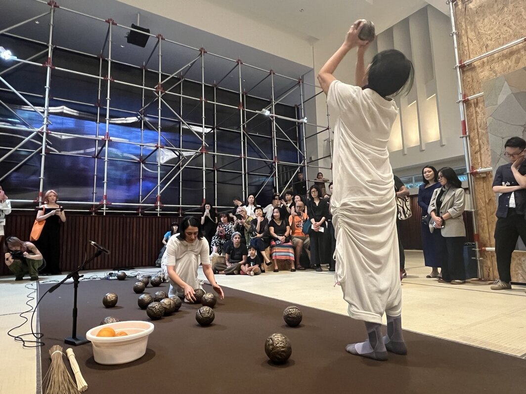 斯里瓦娜·斯庞（Sriwhana Spong），《从回响的腔室深处》，“感知的仪式”开幕表演，TAF艺术基金会，New Bahru学校礼堂, 2026. 除特别注明外，全文图片由作者摄影. 