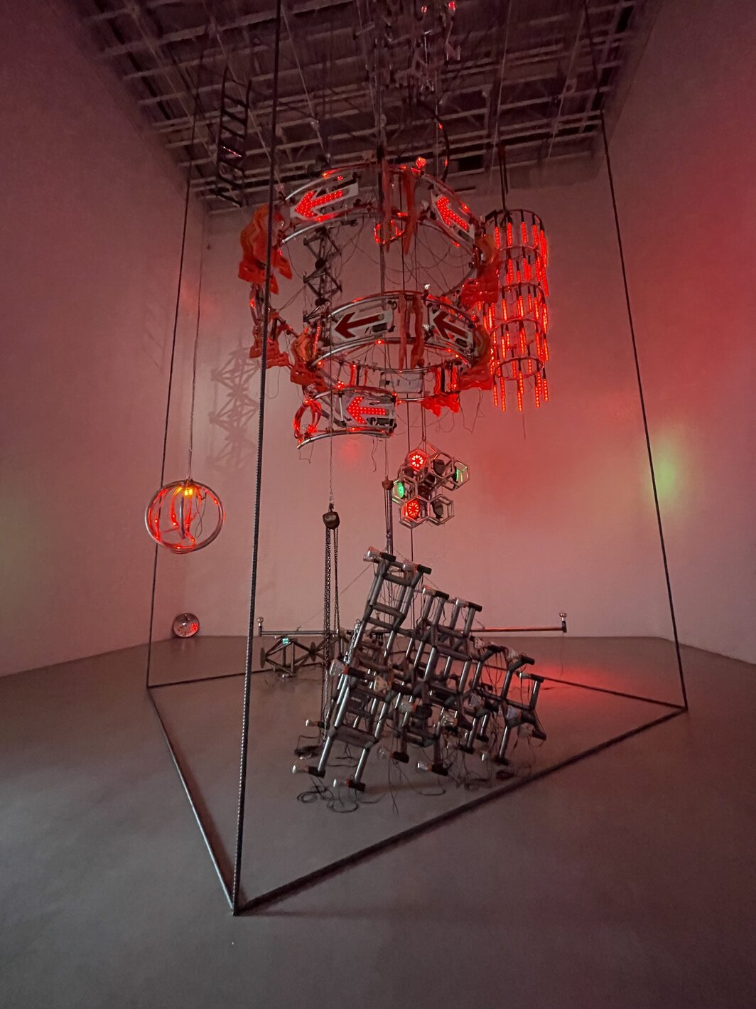 Side Core，“活着的道路，生活的场所”展览现场，2025. 图为作品《rode work》，2017-.