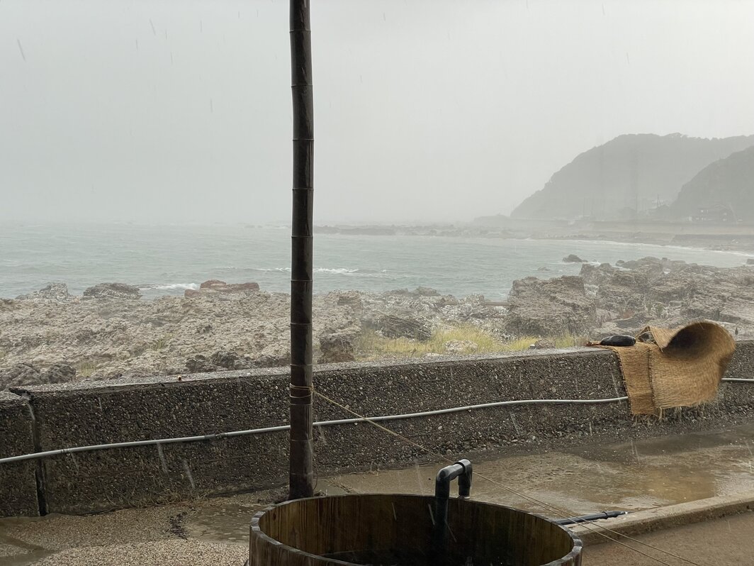 在珠洲盐田村参观时突然而至的暴雨.