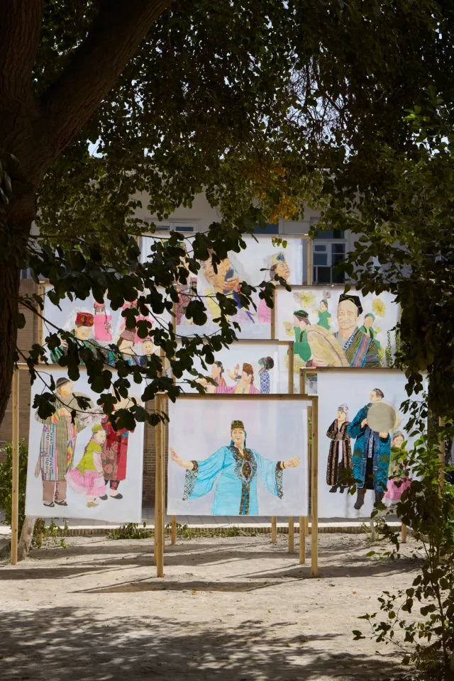 索莱·苏莱梅诺娃（Saule Suleimenova）与希鲁·沙卡尔（Shiru Shakar）合作，《带来幸福的智慧》（Kutadgu Bilig），2024-25，塑料、废弃塑料袋. 乌兹别克斯坦布哈拉双年展展览现场，2025. 摄影：Felix Odell.