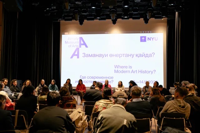 在“构建中亚现代艺术话语”首场研讨会期间，来自阿拉木图和阿特劳的独立艺术团体举行圆桌会议，哈萨克斯坦阿拉木图艺术博物馆，2025年11月12日. 摄影：Sabina Amangeldina. 