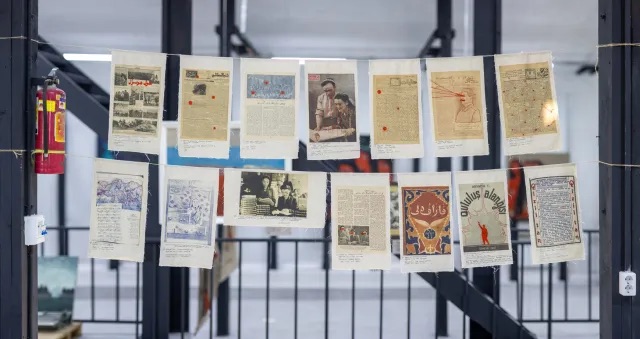 “Qizil Tan：从维吾尔书写的历史到未来视觉语言”展览现场，2025，Deluxe Printing House，哈萨克斯坦阿拉木图. 悬挂作品：古泽尔·扎基尔，“红字”系列，2025. 