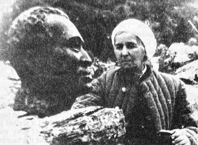 1972年，奥尔加·马努伊洛娃与她创作的保罗·罗伯逊峰胸像，在吉尔吉斯斯坦保罗·罗伯逊峰山脚下.