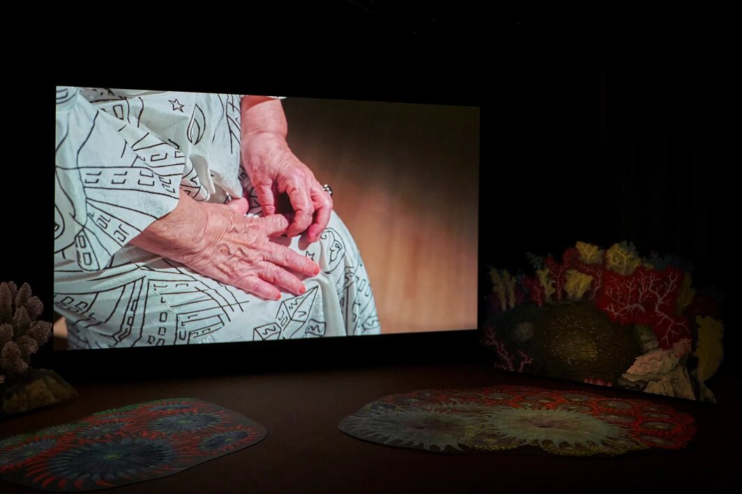 山城知佳子，《回忆》，2025，六频高清录像投影，彩色、有声，23分01秒，“漂着”展览现场，摄影：kugeyasuhide.