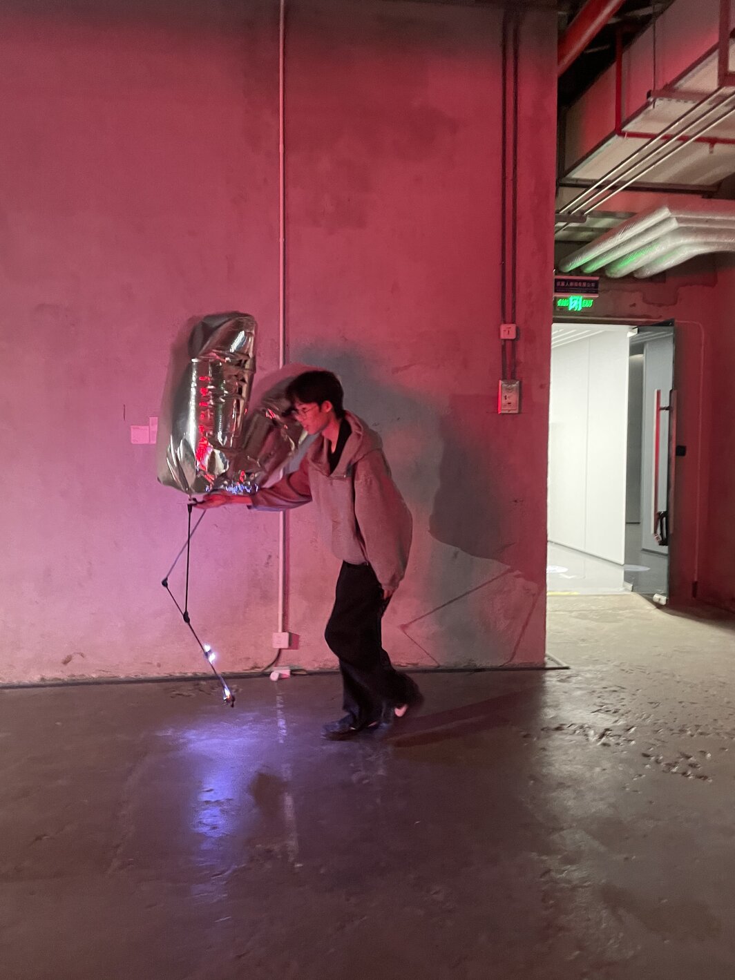 志愿者搀扶下的气球机器人.