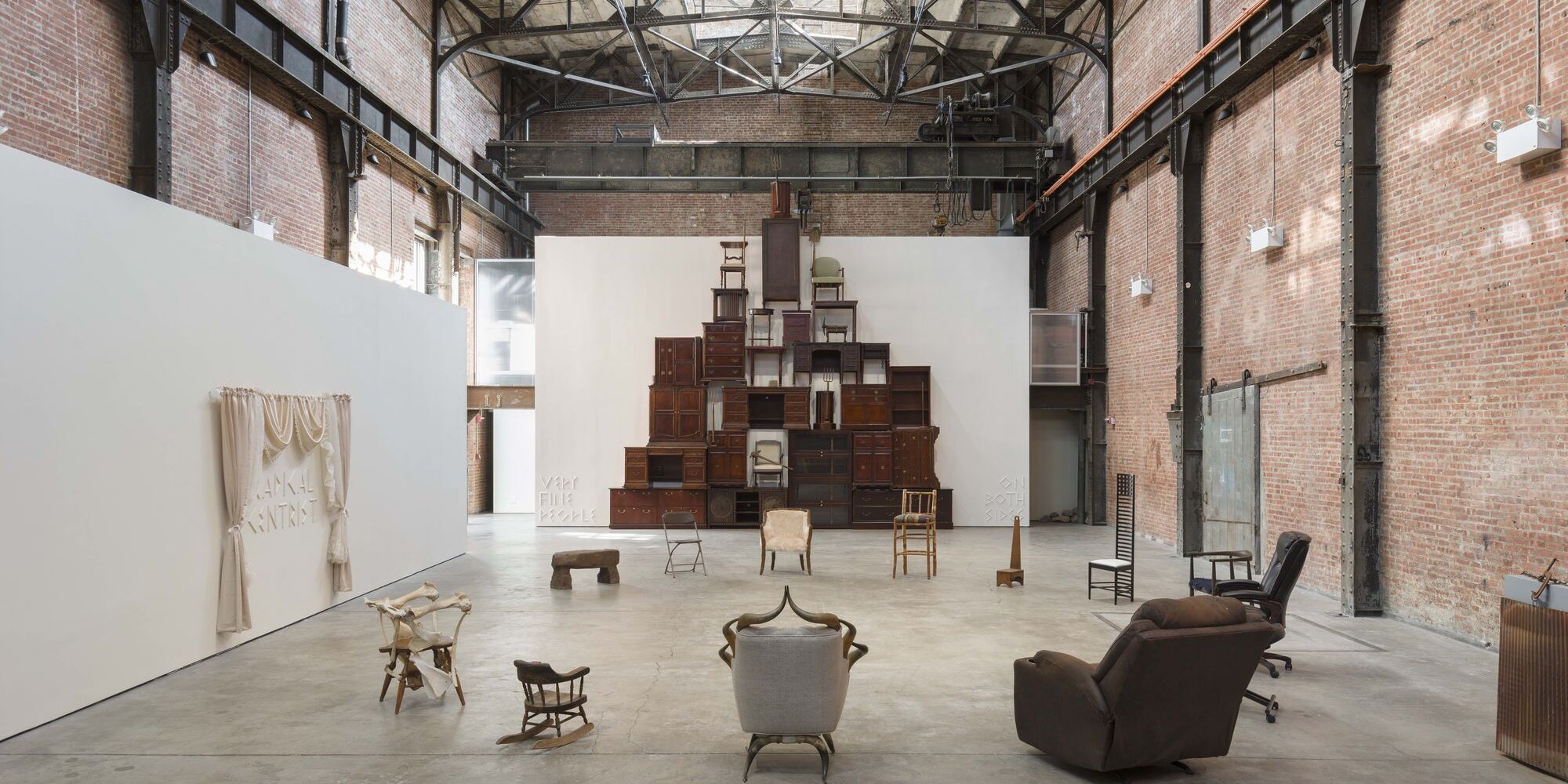 “亨丽克·瑙曼：再教育”展览现场，2022–23年，纽约雕塑中心。摄影：Charles Benton.