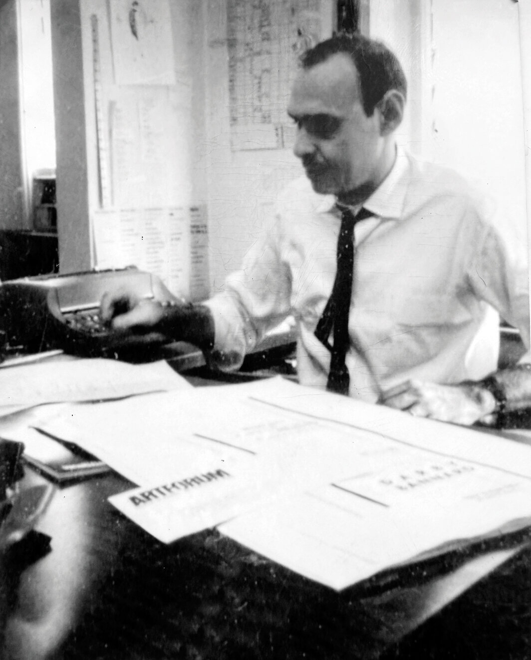 菲利普·莱德（Philip Leider）在纽约《艺术论坛》办公室内，约1967–1971年.