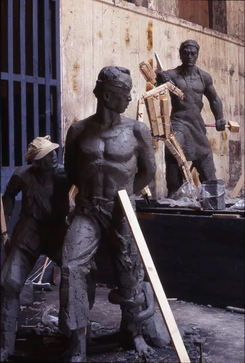 蔡国强，《威尼斯收租院》，1999，由龙绪理与九位工匠现场创作的108件真人大小雕塑，60吨黏土、铁丝及木质骨架. 威尼斯军械库展览现场，第48届威尼斯双年展. 摄影：Elio Montanari.