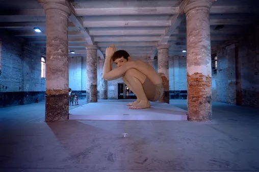 罗恩·穆克，《无题（男孩）》，1999，玻璃纤维、硅胶、发泡塑料、丙烯纤维织物. 威尼斯军械库展览现场，第49届威尼斯双年展. 图片提供：Sergio Anelli/Mondadori Portfolio/Electa/Bridgeman Images.