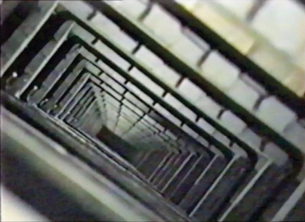 鲍蔼伦，《两头不到岸》静帧，1990，录像，彩色有声，时长5分30秒.