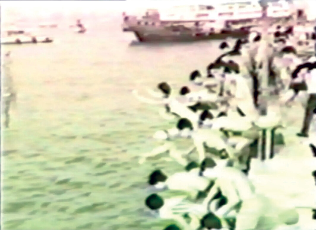 鲍蔼伦，《两头不到岸》静帧，1990，录像，彩色有声，时长5分30秒.