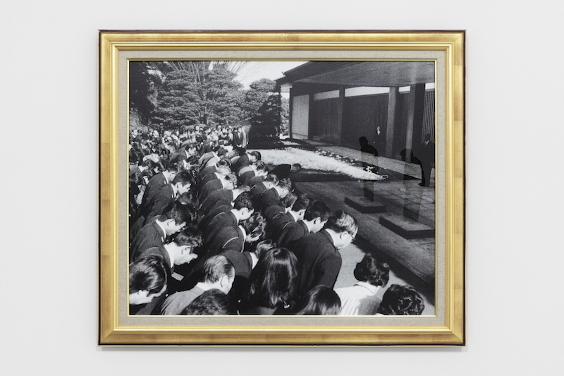 小泉明郎，《空气#3》，2016，印刷画布上油彩. 题为“空气”的该系列作品原定参加2016年东京都现代美术馆“MOT年展”，因艺术家在其中对天皇夫妇的形象做了透明化处理，遭遇美术馆审查，最终在艺术家代理画廊MUJIN-TO Production展出. 图片来源：MUJIN-TO Production.