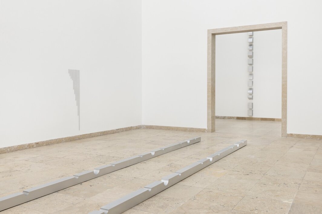 *“亨丽克·瑙曼与萧崇：废墟”（Henrike Naumann and Sung Tieu: Ruin ）展览现场，2026年，威尼斯双年展德国馆. 摄影：Andrea Rossetti.