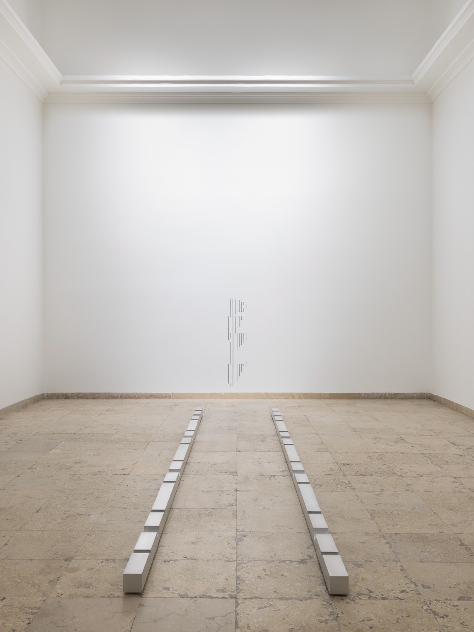 *“亨丽克·瑙曼与萧崇：废墟”（Henrike Naumann and Sung Tieu: Ruin ）展览现场，2026年，威尼斯双年展德国馆. 摄影：Andrea Rossetti.
