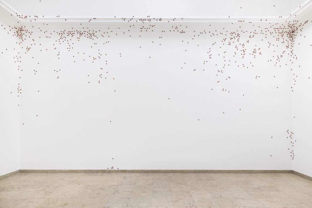 *“亨丽克·瑙曼与萧崇：废墟”（Henrike Naumann and Sung Tieu: Ruin ）展览现场，2026年，威尼斯双年展德国馆. 摄影：Andrea Rossetti.