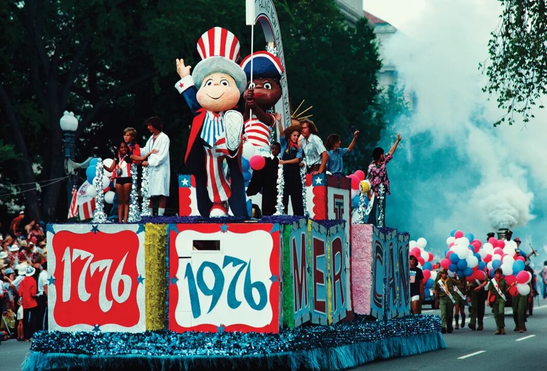 美国建国二百周年游行，地点不详，1976. 图片来源：Wally McNamee/Corbis via Getty Images.