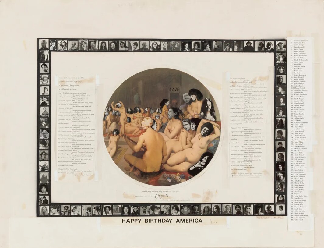 玛丽·贝丝·埃德尔森，《生日快乐，美国》，1976，明胶银盐照片、蜡笔、胶带、打印和转印字样，印于纸上并裱于纸上，24 × 31 1⁄4 英寸.