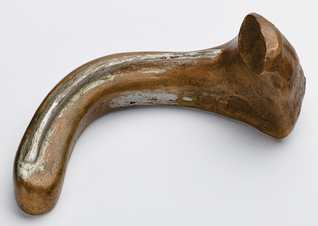 马塞尔·杜尚，《飞镖之物》（Objet-dard），1951/1962，青铜上彩绘，2 7⁄8 × 9 1⁄2 × 5 1⁄2″. 