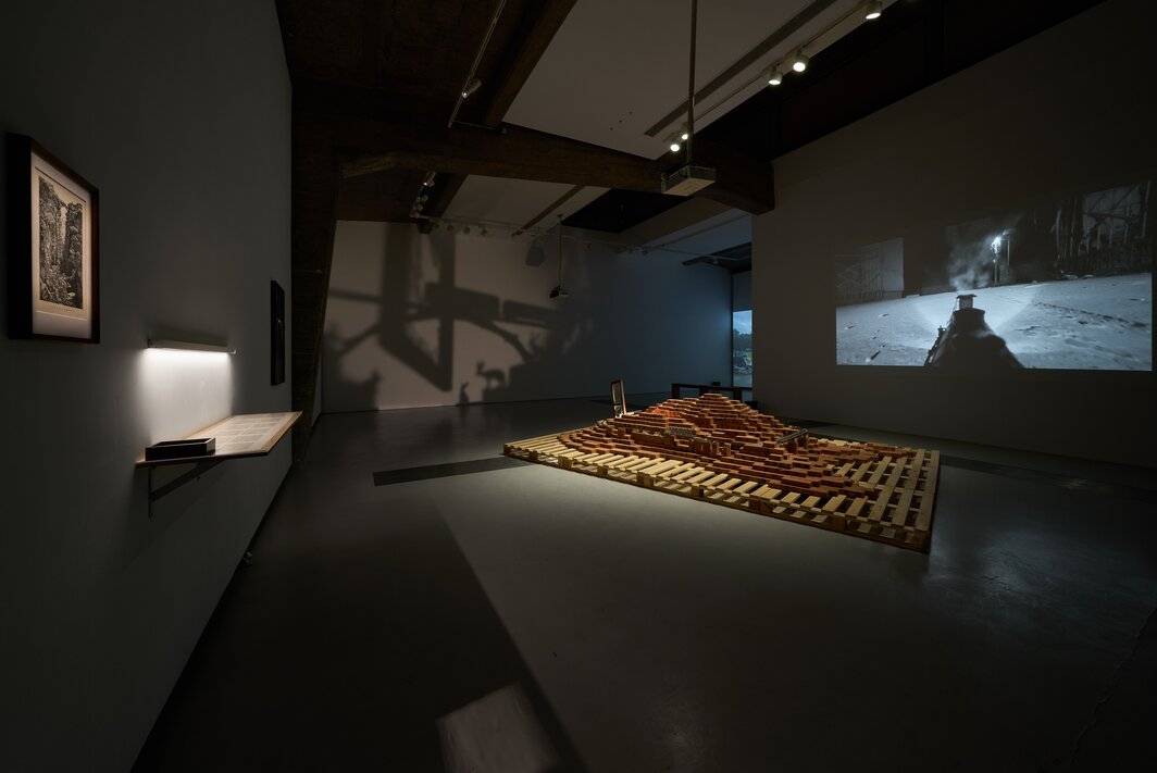 程新皓，“如此，我们将毫无阻碍地穿越他们的群山”展览现场，2026. 摄影：孙诗.