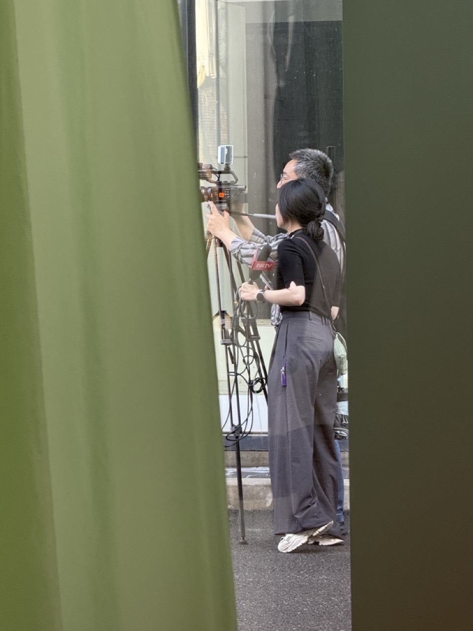 从MACA艺术中心抓拍到的北京卫视记者报道现场.