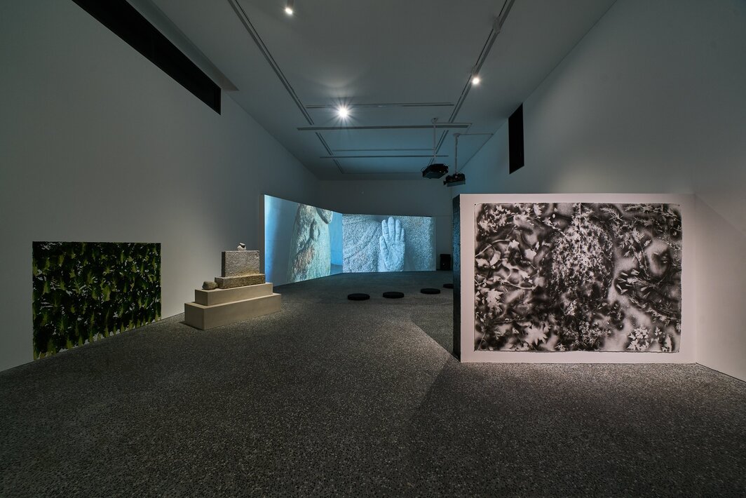 ikkibawiKrrr，“谁忘了村庄”展览现场，2025-2026，阿那亚艺术中心. 摄影：孙诗.