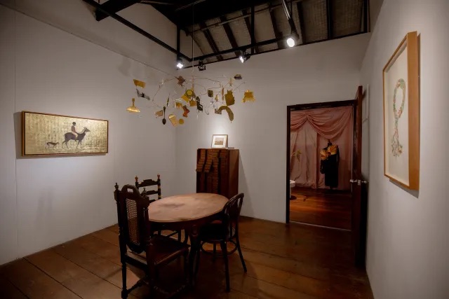 “纳克罗布·穆曼纳斯：金之蜕变”展览现场，2026，Warin Lab Contemporary，曼谷. 摄影：Preecha Pattara.