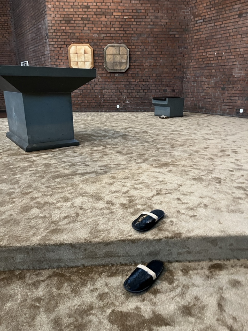 梅尔韦·卡普兰，《同路人》，2026. 盖尔森基兴圣博尼法蒂乌斯教堂展览现场. 