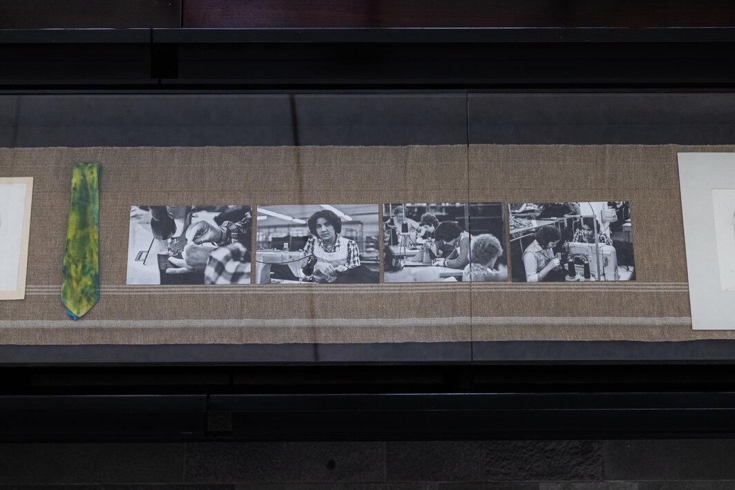 穆赫利斯·肯特尔，《计件缝纫女工》，1979. 盖尔森基兴托马斯教堂展览现场. 图片提供：Muhlis Kenter / Manifesta 16 Ruhr / Ivan Erofeev. 