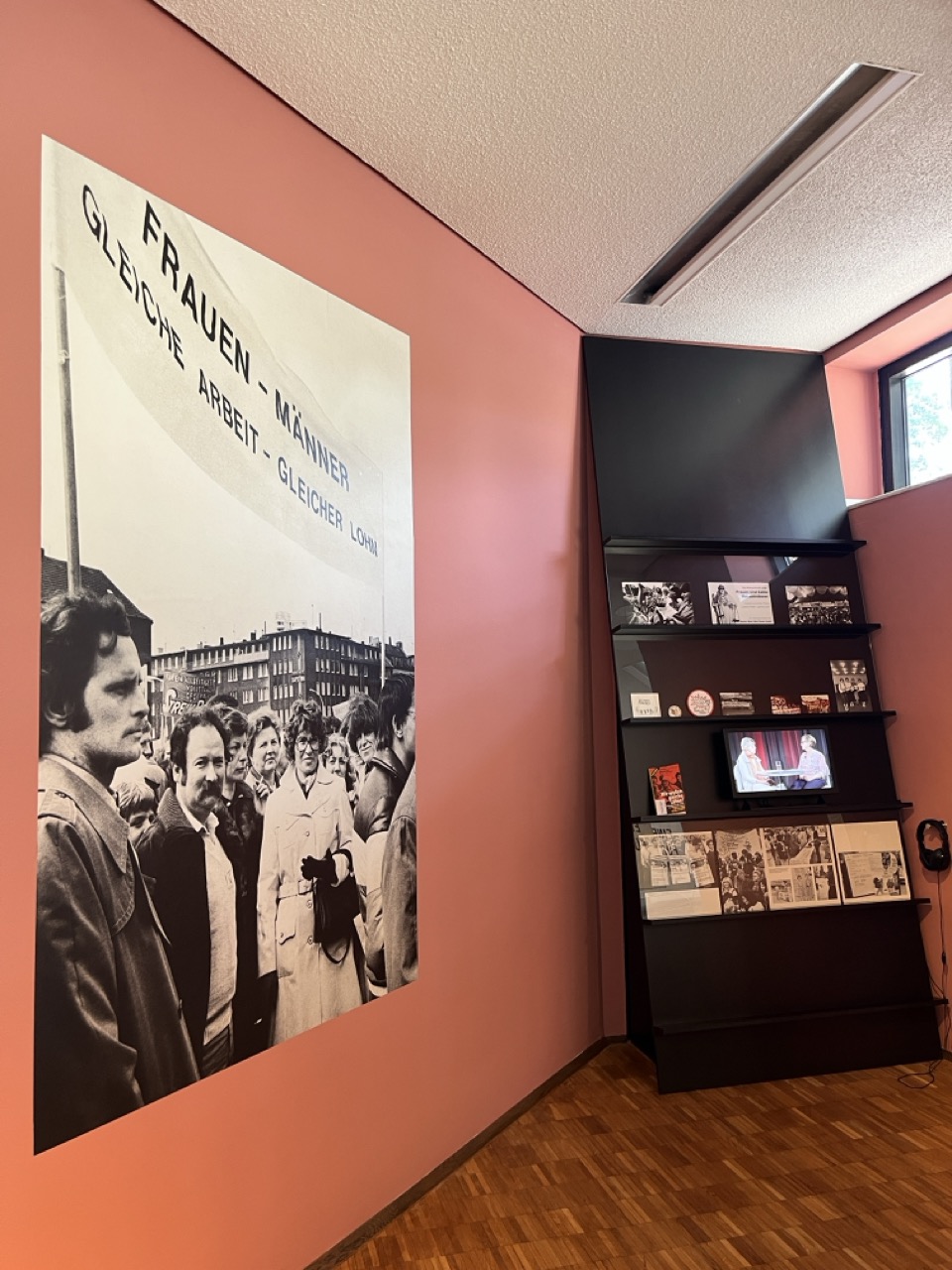 “激进的希望：艺术与工人抵抗”展览中关于本地女性争取同工同酬的运动档案，盖尔森基兴美术馆. 