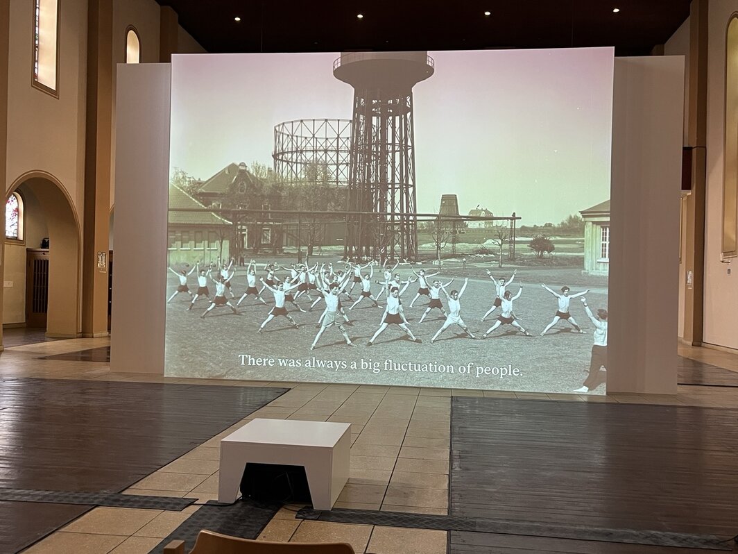 皮娜·厄格伦吉，《矿工纪念碑》（Monuments from the Miners），2026. 波鸿基督国王教堂展览现场. 图片提供：Pınar Öğrenci / Manifesta 16 Ruhr /Rainer Schlautmann. 