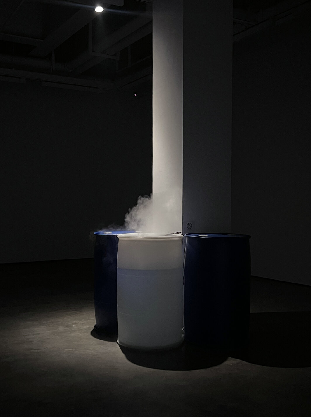 《季风》，2023. 储水桶，加湿器，水，加热灯，PVC 帘，智能接线板. 图片由无空间提供.