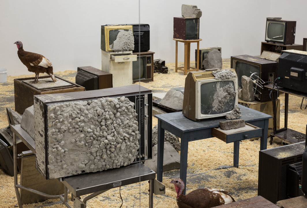 “沃尔夫·福斯特尔：内源性抑郁”（Wolf Vostell, Endogen Depression）展览现场，洛杉矶The Box画廊，1980/2013. 图片由艺术家及The Box画廊提供. 摄影：©Fredrik Nilsen Studio.