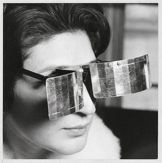 玛莎·勒帕克佩戴“另一种视野的眼镜”（Lunettes pour une vision autre），1965. 摄影：Julio Le Parc.