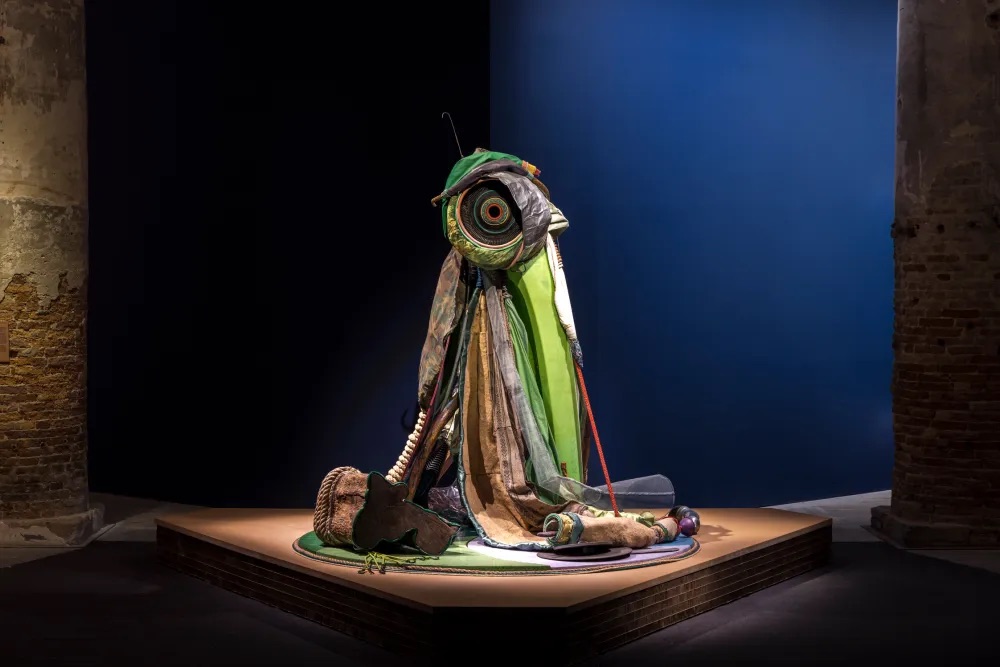 丹尼尔·林德-拉莫斯，《Guardaverde(绿色守护者）》，2024–25，威尼斯军械库展览现场，第61届威尼斯双年展. 摄影：Marco Zorzanello.
