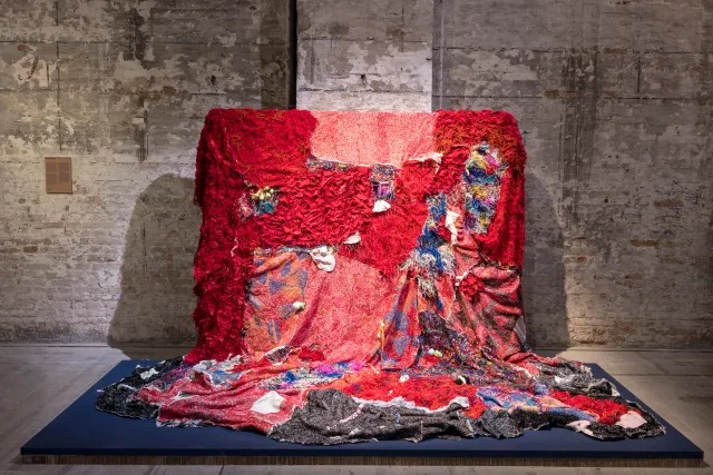 乔治娜·马克西姆，《借来的书与画线的句子》（Borrowed Books and Underlined Statements），2023–26，混合媒介织物. 威尼斯军械库展览现场，第61届威尼斯双年展. 摄影：Marco Zorzanello. 